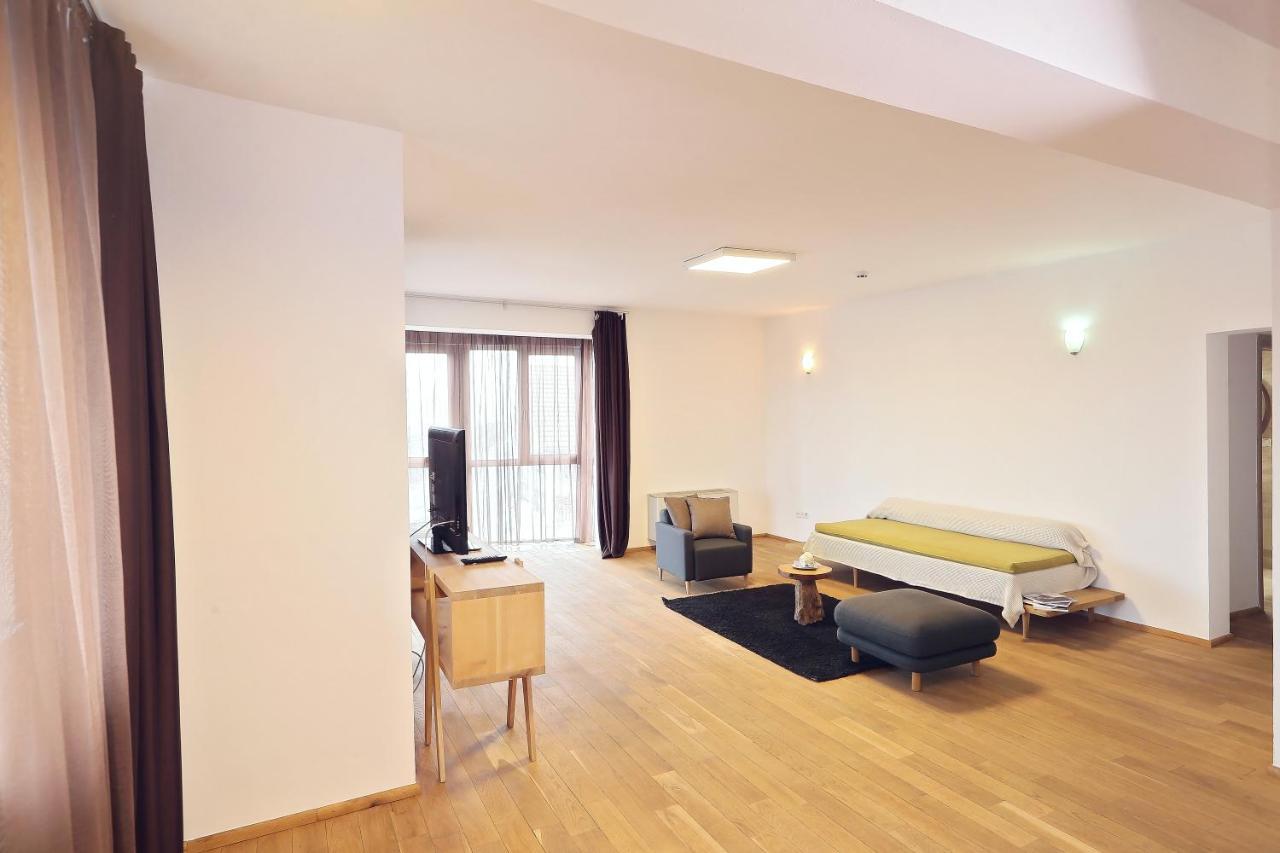 Living In Aparthotel Oradea Bagian luar foto