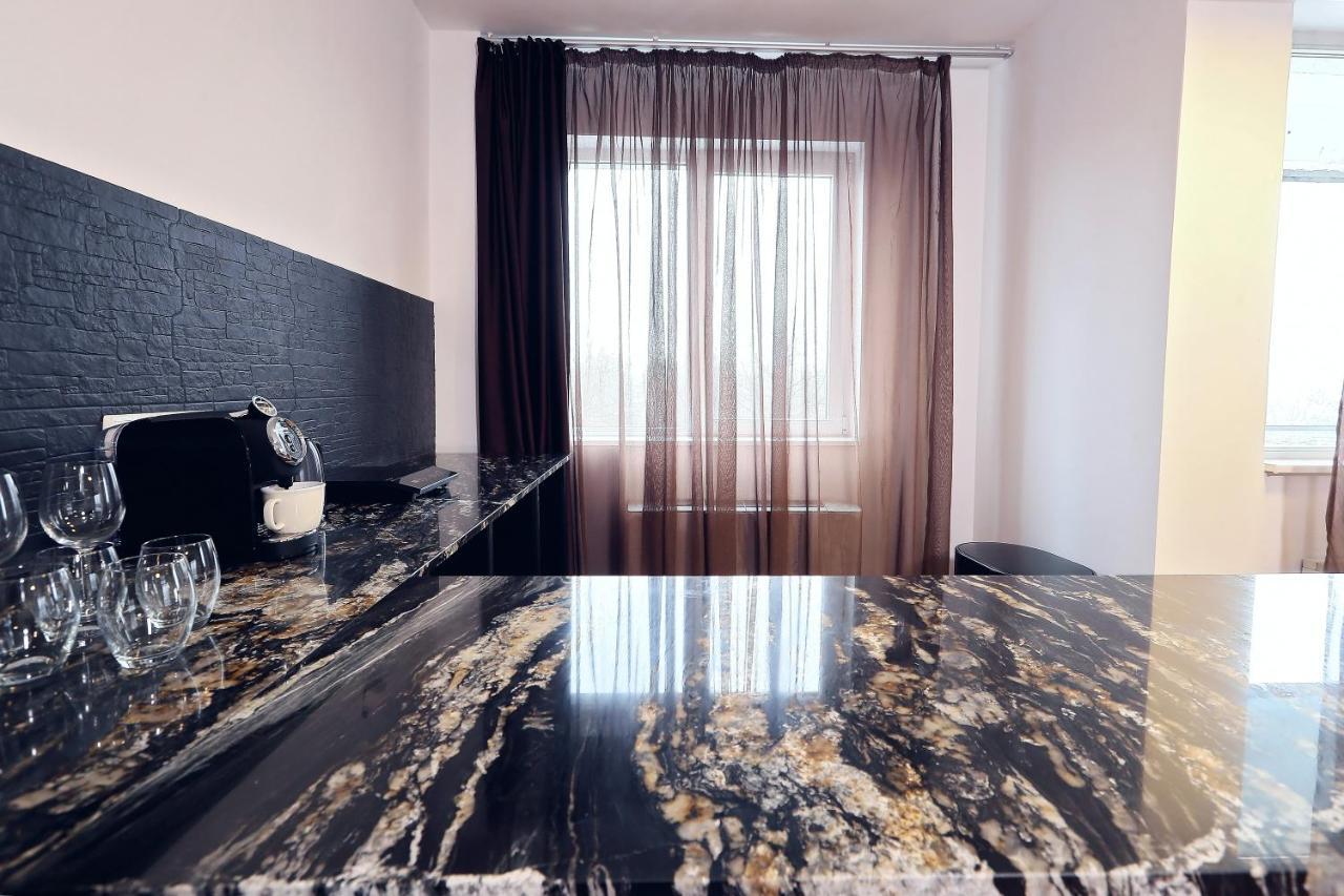 Living In Aparthotel Oradea Bagian luar foto