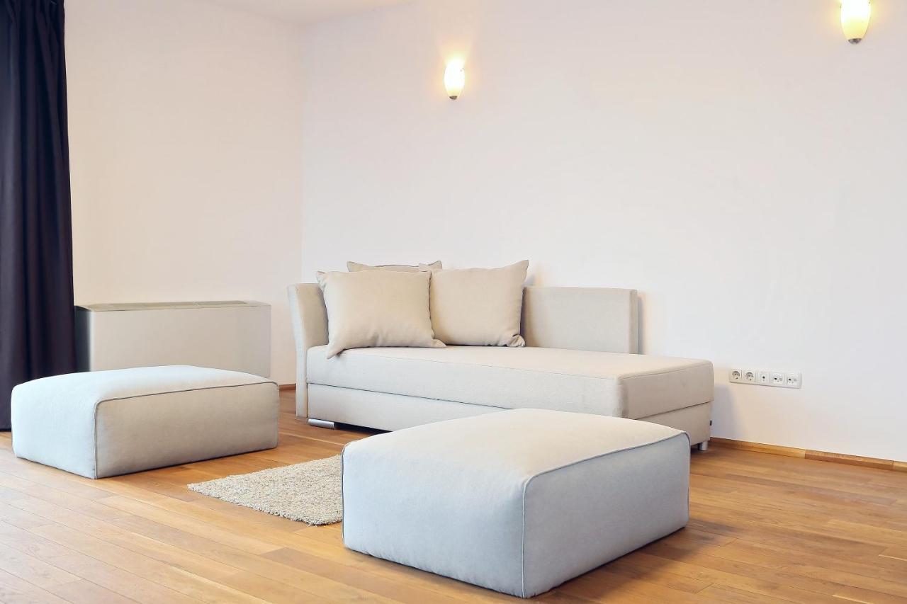 Living In Aparthotel Oradea Bagian luar foto