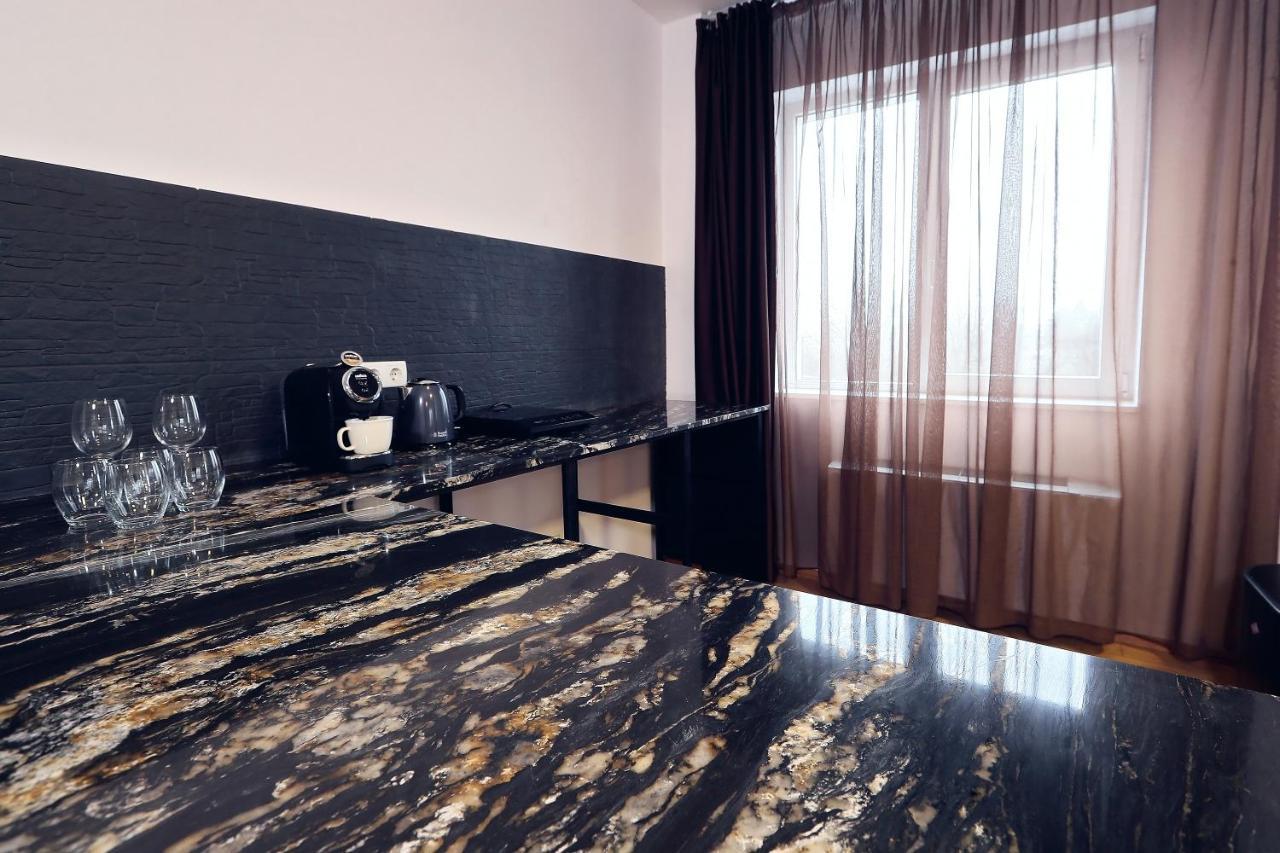 Living In Aparthotel Oradea Bagian luar foto