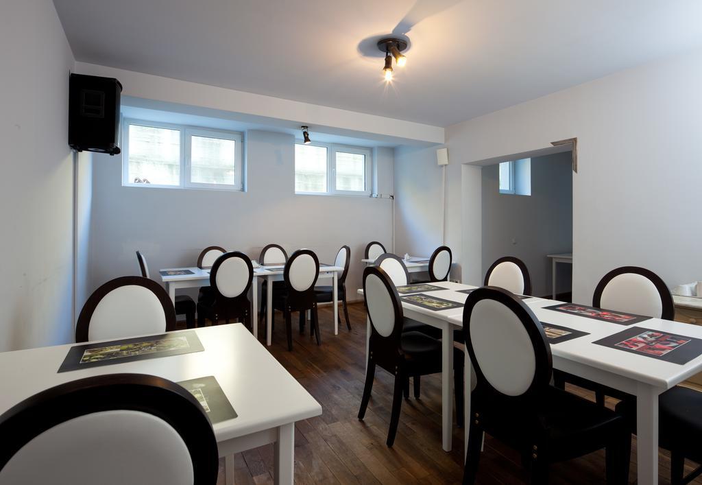 Living In Aparthotel Oradea Bagian luar foto