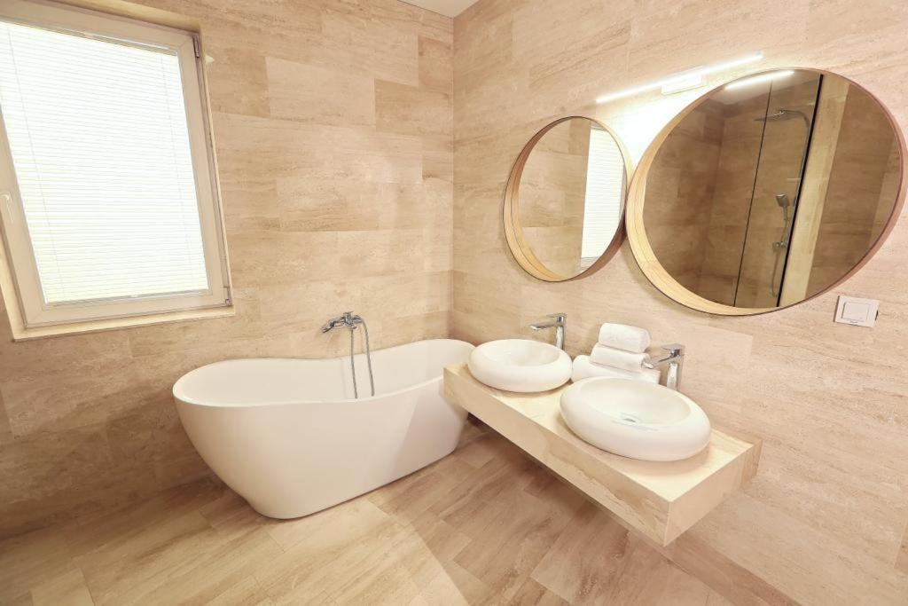 Living In Aparthotel Oradea Bagian luar foto